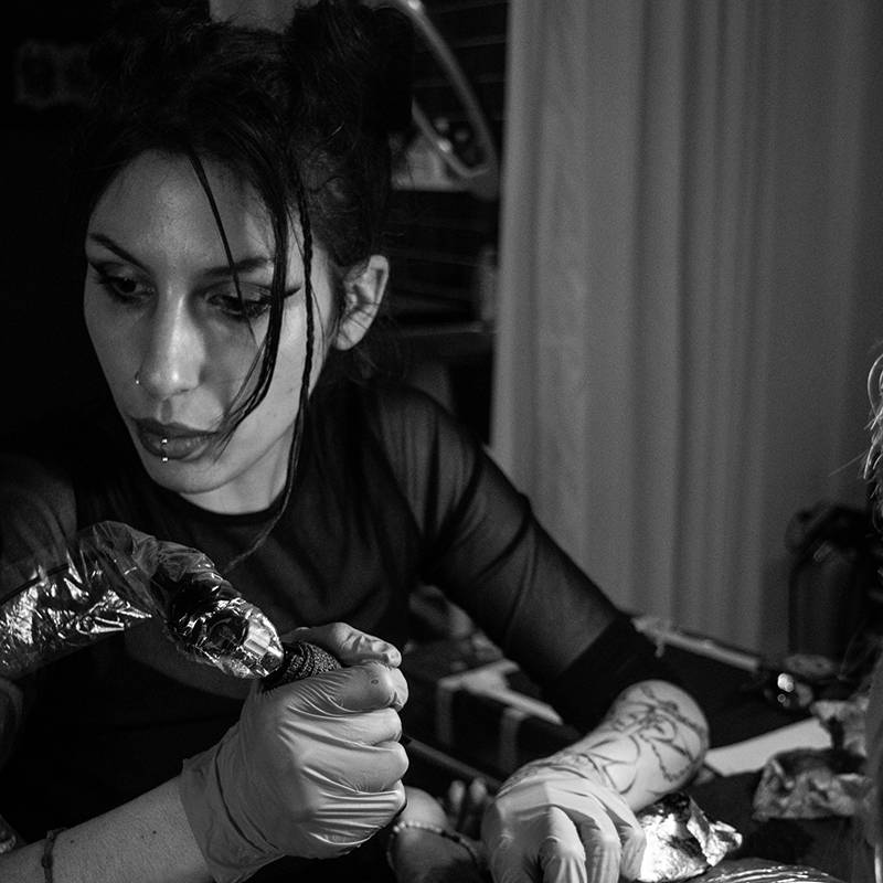 No Land Tattoo Parlour tatuajes valencia Anna Histrionic Blackwork black and grey foto square